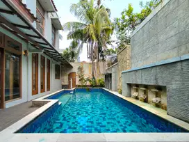 Rumah Bagus Dengan Kolam Renang Di River Park Bintaro