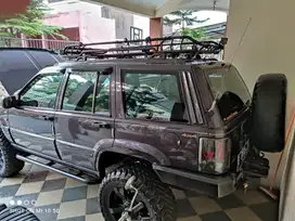 DIJUAL GRAND CHEROKEE LIMITED AT 4.0