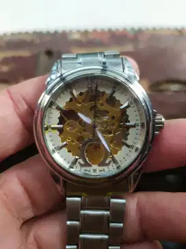 Jam tangan seperti di foto, otomatis muat BB 65kg normal