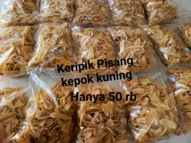 Keripik pisang kepok kuning dan keripik ubi pedas