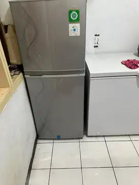 Di jual kulkas dan frezer sharp