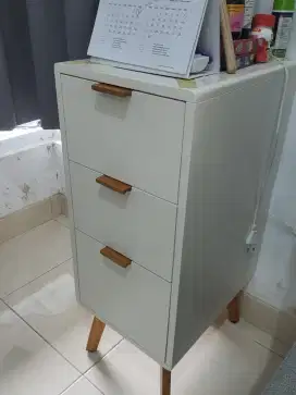 Lemari laci putih