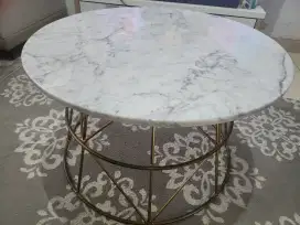Meja bundar kaki besi
