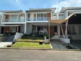 Sewa Rumah 2LT Ivy Park Dgn Perabotnya Cluster Depan Danau BSB City