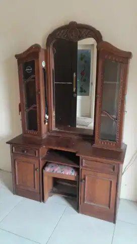 Sofa mewah dan meja rias kayu jati