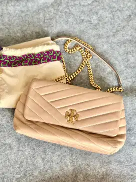 Tas tory burch kira chevron small devon sand shoulder sling bag