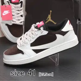 Traviss Scott coklat putih tag Size 41