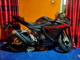 Honda CBR 150R warna hitam Polet merah
