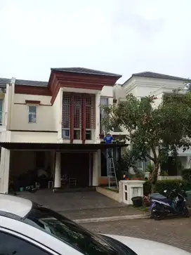 Rumah Greenwich Park Cluster Sheffield BSD Depan Taman