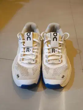 SEPATU TENIS WANITA ON RUNNING THE ROGER PRO ORIGINAL PRELOVED