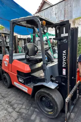 DIJUAL FORKLIFT BEKAS TOYOTA 3 TON MAST STD 3 METER LANGSUNG PEMILIK