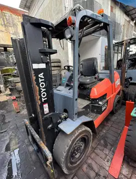 DIJUAL FORKLIFT TOYOTA 3 TON MAST STANDART 3 MTR TAHUN MUDA SIAP KERJA
