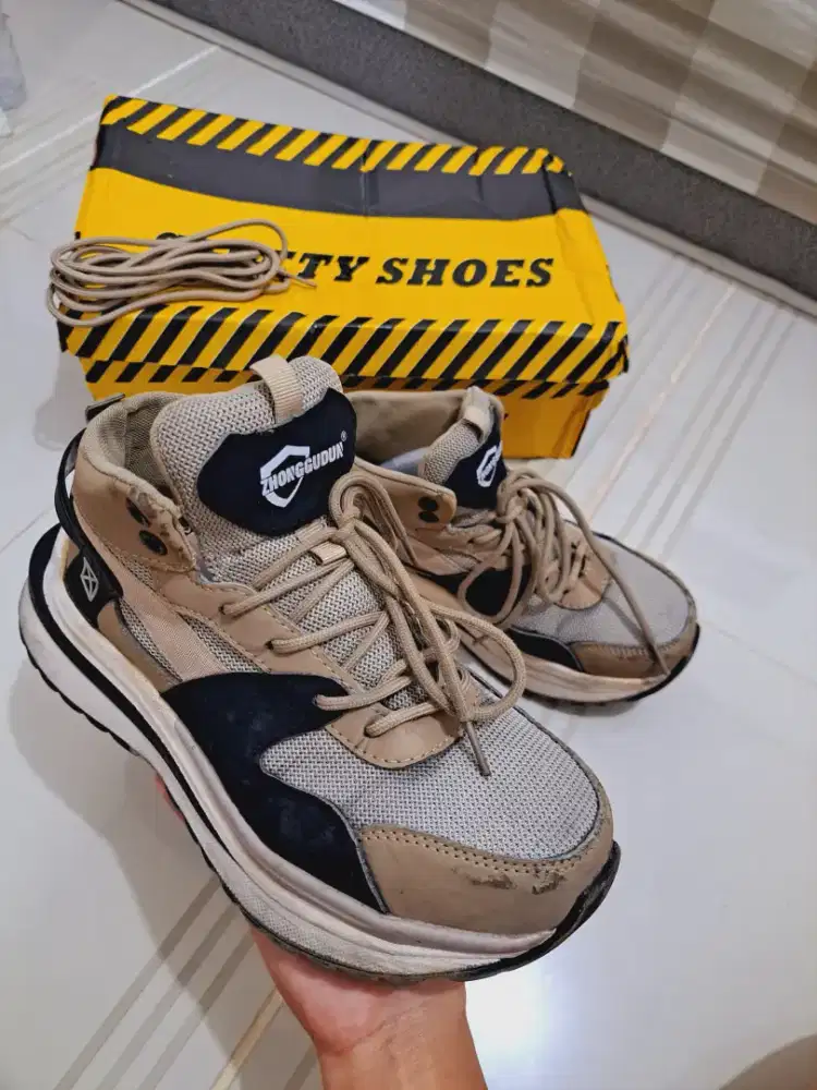 Sepatu safety sneaker