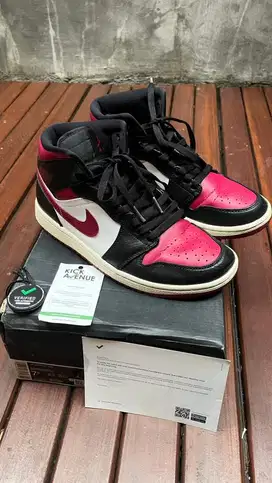 Nike air jordan 1 mid bred toe