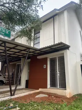Disewakan Rumah 2 Lantai dengan kolam renang Lippo Cikarang