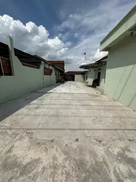 Disewakan Rumah dan Lahan Pinggir Jalan Raya