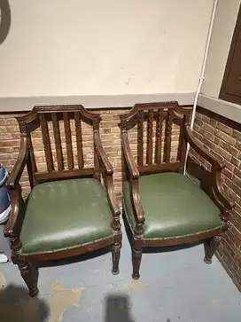 Sepasang bangku jati