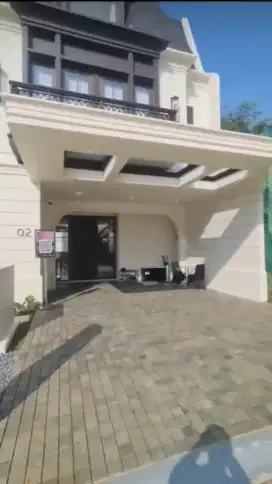 Rumah Bergaya Eropa Lake Side Lippo Cikarang di Jalan Utama MH Thamrin