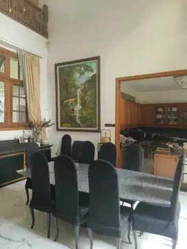 Rumah mewah dengan sentuhan klasik di darmo harapan