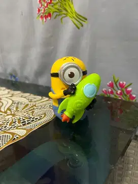 Preloved mainan anak figure minion rocket