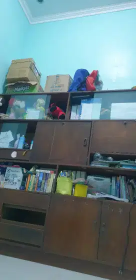 Lemari pajangan
