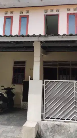 Di kontrakkan Tahunan