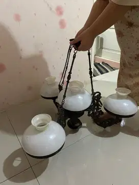 Paket Lampu dan jam berumur lebih dari 100 tahun
