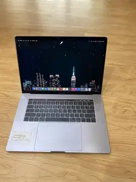 MACBOOK PRO 2017 15”inch i7 16/512GB B