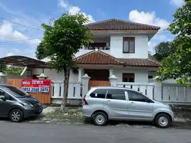 Rumah luas 2 lantai tengah kota Manahan Solo