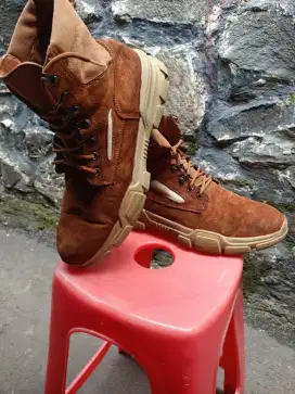 Sepatu kulit asli