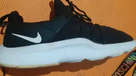 Sepatu running Nike darwin size 42