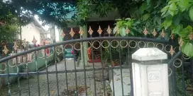 Dijual rumah dengan toko depan dengan halaman luas depan