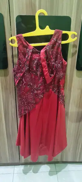 Gaun Pesta Merah brokat