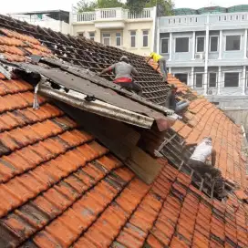 Bongkar atap lama dan pemasangan baja ringan