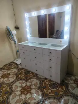 Meja rias minimalis