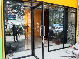 Partisi kaca dan pintu