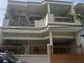 Dijual Cepat Rumah Terawat Sutorejo, 157,5m² SHM, 5+2 KT, 2.4M Nego