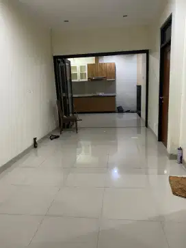 Rumah puri Sriwedari dekat LRT