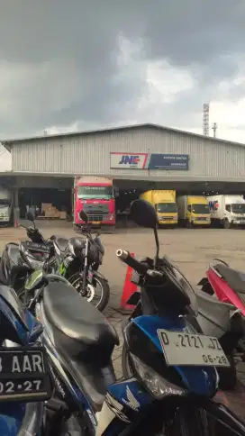 DIBUTUHKAN SEGERA 2 ORANG DRIVER DAN 3 ORANG STAFF GUDANG
