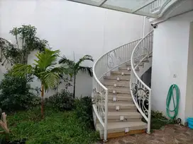 Jual Rumah Ada Kolam Renang di Petemon Sawahan Surabaya Pusat Murah