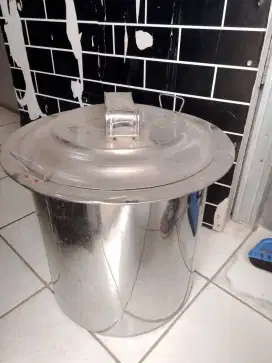 Panci mie ayam dan meja