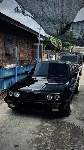 BMW E30 318i HITAM