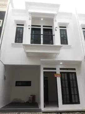 Rumah 3 kamar dekat ke pintu toll tanah baru di jagakarsa jaksel