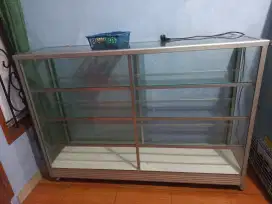 Etalase ukuran panjang 1.5 meter
