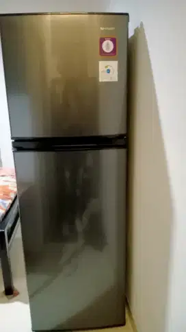 Kulkas sharp 2 pintu pemakaian 5 bulan