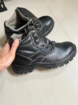 sepatu safety baru