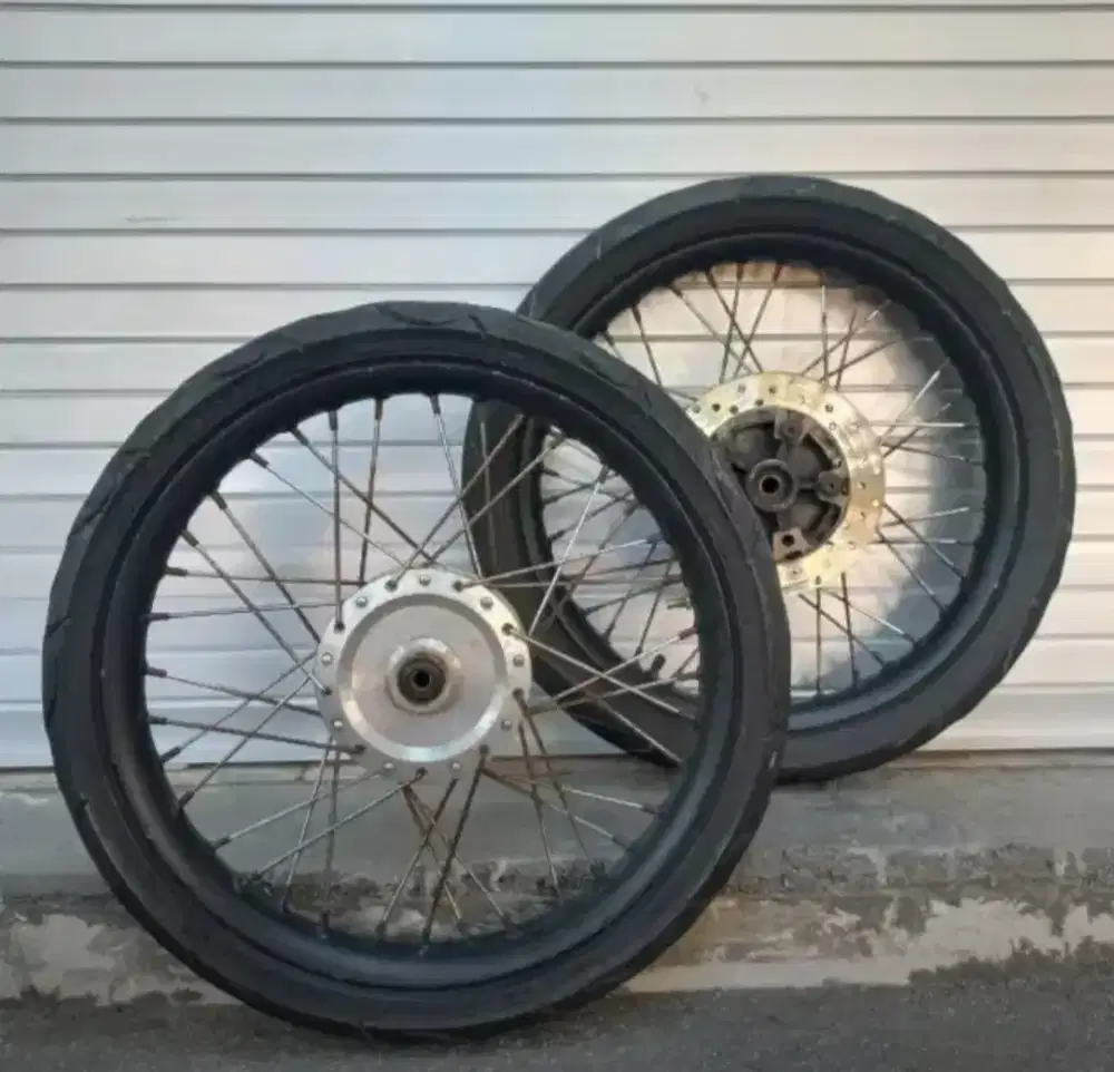 Veleng vixion ring 17 depan belakng full set  tinggal pasang.