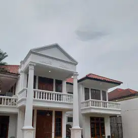 Rumah cantik ada kolam renang halaman luas di pondok indah