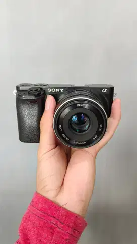 KAMERA SONNY A6000 + LENSA MEIKE 35MM F1.7 FOR SONY