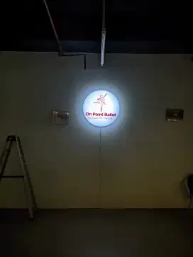 Neon box,Huruf timbul